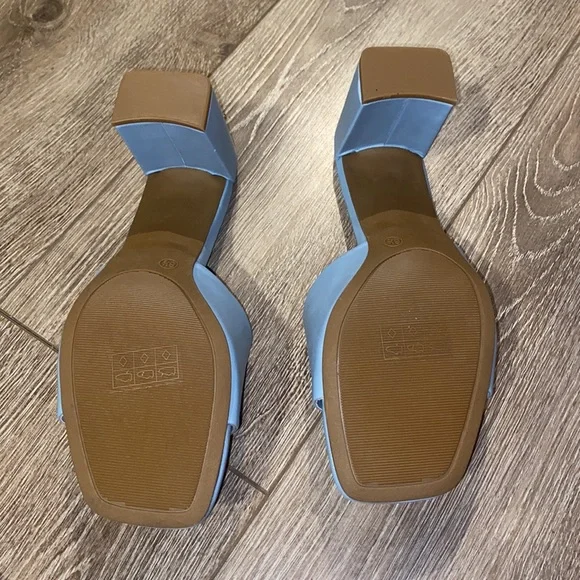 Blue Heels size 8.5 - Picture 3 of 3